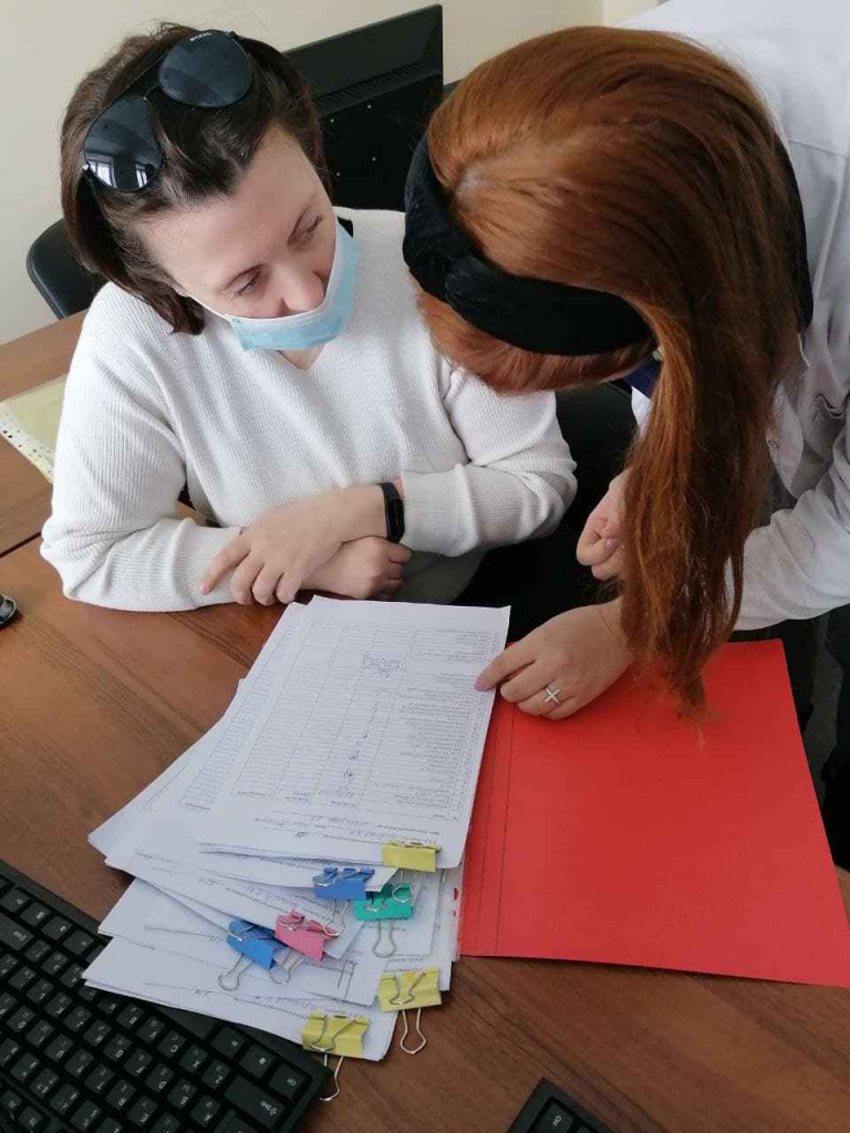 Володина Марина Владимировна изучает документы группы участников Школы